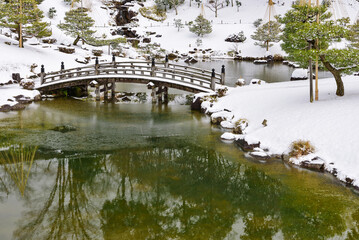 연못,눈,산책로,다리,유키즈리,소나무,가나자와성공원,가나자와,이시카와현,일본,