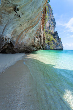 Koh Lao Liang, located in the Petra National Marine Park in Trang Province, is a pearl of the Andaman Sea, distinguished by its limestone mountains, fine white sand beaches, and crystal-clear