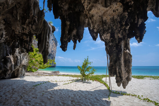 Koh Lao Liang, located in the Petra National Marine Park in Trang Province, is a pearl of the Andaman Sea, distinguished by its limestone mountains, fine white sand beaches, and crystal-clear
