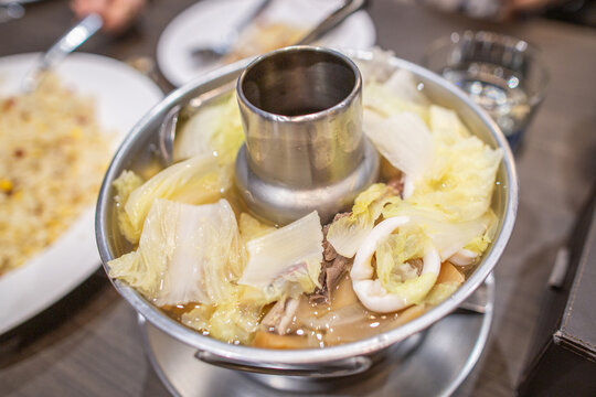 깽쯧,Kaeng Cued,전골,국물,배추,돼지고기,오징어,신선로,냄비,테이블,식당,파타야,태국