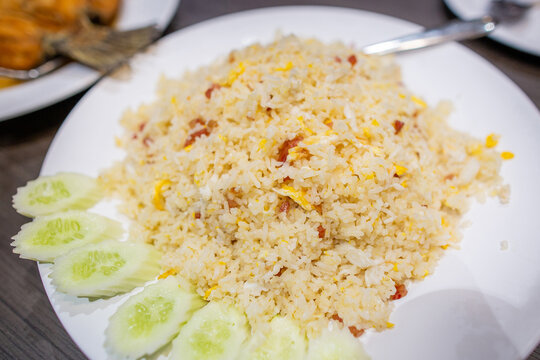 카오팟,Khao Phat,볶음밥,쌀밥,오이,접시,테이블,식당,파타야,태국