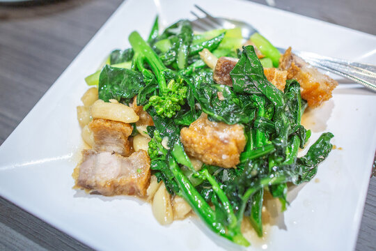 팟카파오무쌉,Pad Krapow Moo Saap,바질,다지기,돼지고기,접시,테이블,식당,파타야,태국