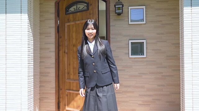 自宅から登校する女子高生