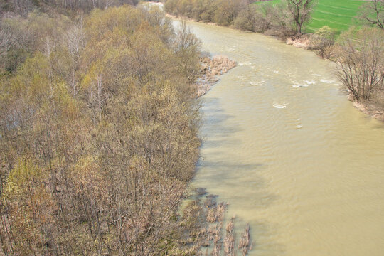 春の雨で茶色く濁った夕張川 Muddy brown Yubari River in spring after rain