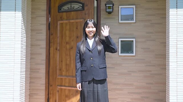自宅から登校する女子高生