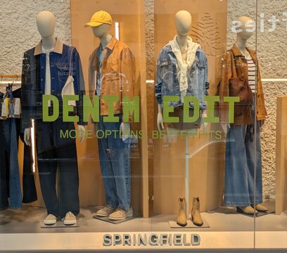 Vista de cerca de escaparate con maniqu&iacute;es de tienda de ropa Springfield con cartel Denim Edit en Madrid, Espa&ntilde;a, 3 de marzo de 2026