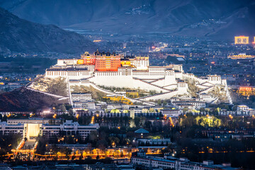 Obraz premium High-Angle View of Potala Palace from Nanshan Park, Lhasa, Xizang (Tibet), China