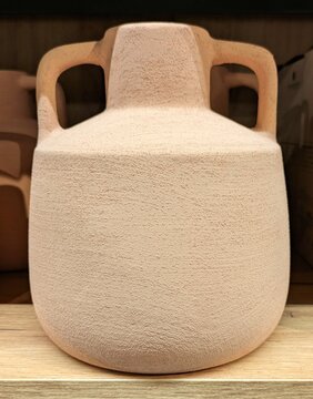 Vista de cerca de &aacute;nfora de terracota en estante de comercio	