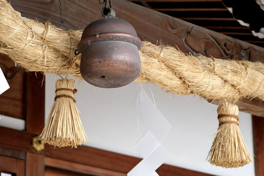 日本の神社の拝殿に飾られた伝統的な注連縄と本坪鈴、神聖な風景