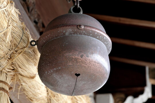 日本の神社の拝殿に飾られた伝統的な注連縄と本坪鈴、神聖な風景