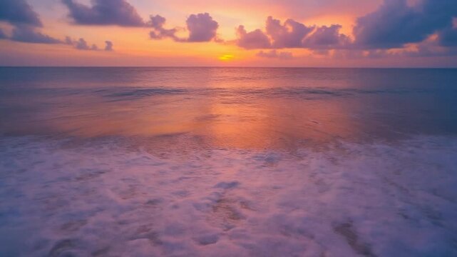 Malerischer Sonnenuntergang am tropischen Strand mit buntem Wolkenhimmel