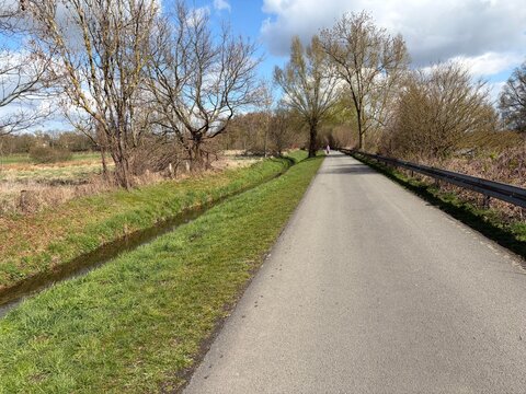 Fr&uuml;hlingslandschaft am Ruhrtalradweg bei Schwerte im Ruhrgebiet	