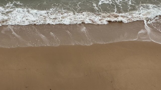 oleaje de la playa golpeando la arena