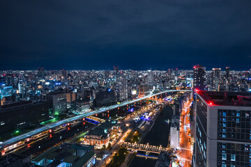 Fototapeta premium 高層ビルが立ち並ぶ大阪市内の夜景 高速道路の光が美しく綺麗なイメージ 【大阪夜景】