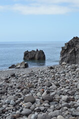 Kamienista plaża i skały w oceanie Atlantyk Madera © Ewa