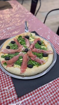 pizza de r&uacute;cula y jam&oacute;n crudo