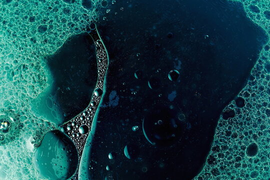 Texture astratta di emulsione di acqua , olio e detergente con colorante all'anilina e aggiunta di solvente