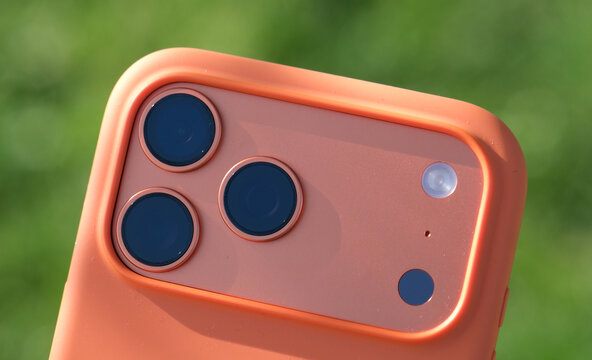Apple iPhone 17 Pro Max 512 GB Cosmic Orange R&uuml;ckseite mit Kameras, Oberglatt 9 April 2026