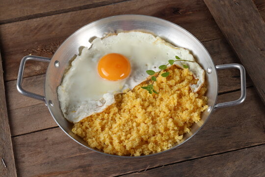 prato com cuscus nordestino e ovo frito
