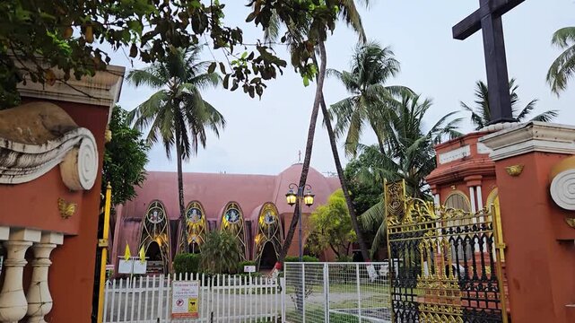 The St. George Orthodox Koonan Kurish Old Syrian Church in Kochi, Kerala, marks the 1653 Coonan Cross Oath. Its unique mud-block architecture features 13 catenary vaults and a central dome. 