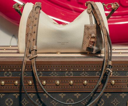 Express PM shoulder bag in vanilla-coloured leather in the window of a Louis Vuitton shop. Milan - Italy, 28 March 2026