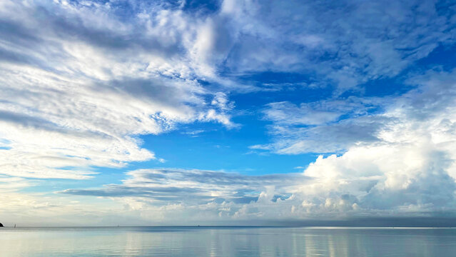 石垣島･船越漁港の海 鏡のような水面に映る青空と雲の幻想的な風景