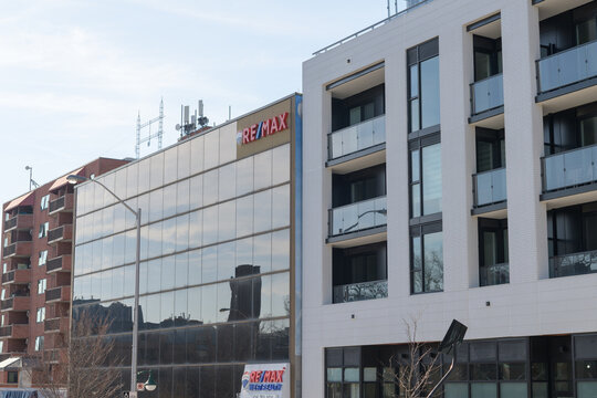 exterior building and sign of Toronto Real Estate Agent / Remax West Realty located at 1678 Bloor St W
