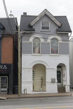 facade of 177 Avenue Rd, Toronto (location of The Braided Bar, m&eacute; Japanese eyelash salon, Marta nail artist, and MiLu Artistry)