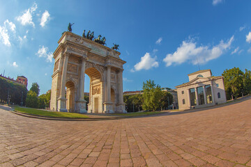 Obraz premium MILAN, ITALY - JUNE 22, 2018: Triumph Arc - Arco Della Pace in Sempione park at sunset time.