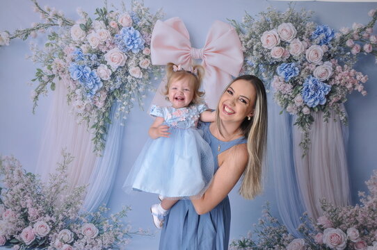 m&atilde;e com filha bebe celebram juntas o dia das m&atilde;es 