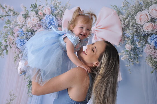 m&atilde;e com filha bebe celebram juntas o dia das m&atilde;es 