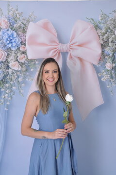 esposa modelo usando vestido azul elegante 