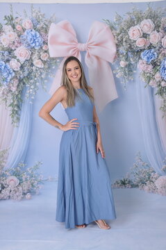 esposa modelo usando vestido azul elegante 