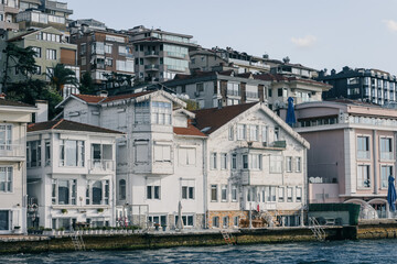 Fototapeta premium Casas típicas de Estambul sobre las márgenes del Bósforo, Turquía. Arquitectura tradicional, estilo de vida.