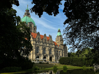 Obraz premium New Town Hall (Neues Rathaus) in Hannover, Germany with Reflection in the Lake