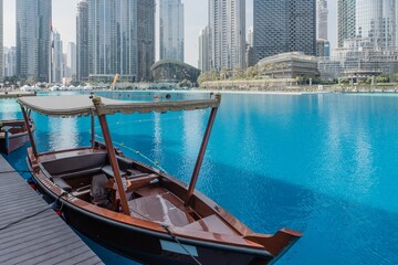 łodzie na jeziorze w centrum Dubaju © witan