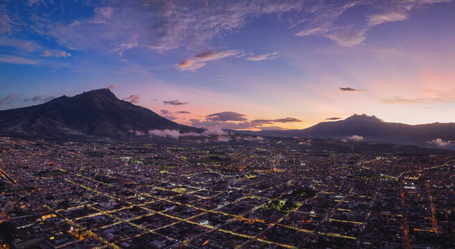 Atardecer en la ciudad de Ibarra, en el fondo el volc&aacute;n Imbabura y el cerro Cotacachi.