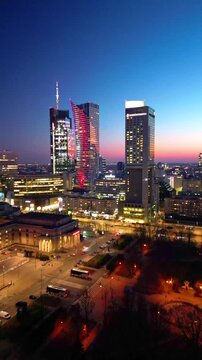 Warszawa - Polska - niesamowita panorama miasta podczas zachodu słońca, drapacze chmur, zach&oacute;d słońca, ulice miasta, wierzowce nagrane dronem, kinowe ujęcia, dobra jakość