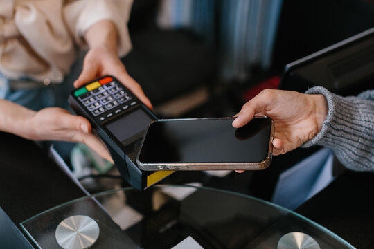 Customer making contactless payment using mobile phone