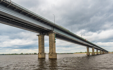 Obraz premium The large Zaimishchensky automobile bridge across the Volga River near Kazan, Russia