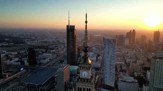 Warszawa - Polska - niesamowita panorama miasta podczas zachodu słońca, drapacze chmur, zach&oacute;d słońca, ulice miasta, wierzowce nagrane dronem, kinowe ujęcia, dobra jakość