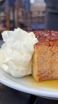 flan con dulce de leche y crema, mixto