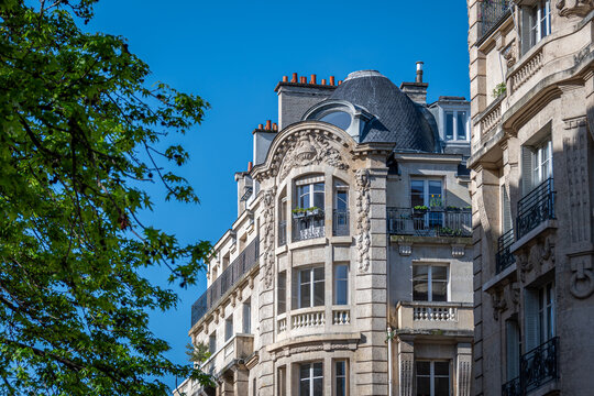 Fa&ccedil;ades d'immeubles r&eacute;sidentiels parisiens de style classique le long d'une rue bord&eacute;e d'arbres. Concept de march&eacute; immobilier d'habitation pour les logements anciens en France et &agrave; Paris