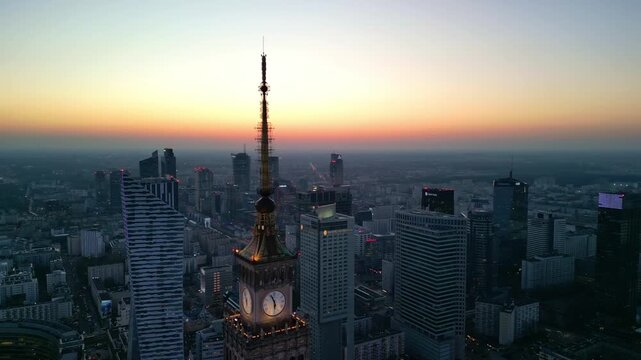 Warszawa - Polska - niesamowita panorama miasta podczas zachodu słońca, drapacze chmur, zach&oacute;d słońca, ulice miasta, wierzowce nagrane dronem, kinowe ujęcia, dobra jakość