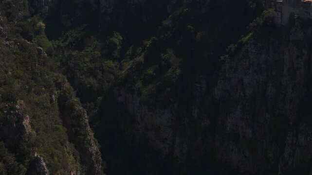 Castellaneta (TA) vista dal drone con la sua gravina.