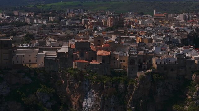 Castellaneta (TA) vista dal drone con la sua gravina.
Crane down
