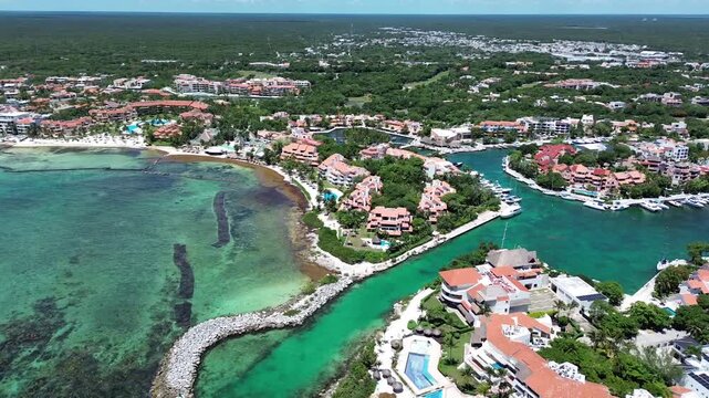 Vista a&eacute;rea de puerto en el Caribe con yates y casas de lujo junto a la marina