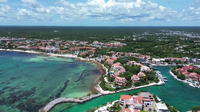 Vista a&eacute;rea de puerto en el Caribe con yates y casas de lujo junto a la marina