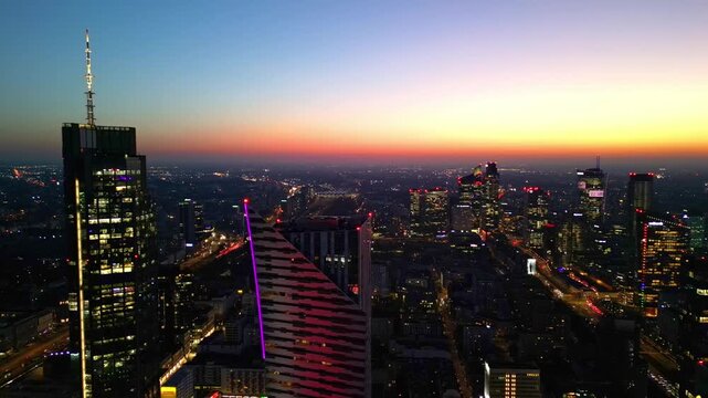 Warszawa - Polska - niesamowita panorama miasta podczas zachodu słońca, drapacze chmur, zach&oacute;d słońca, ulice miasta, wierzowce nagrane dronem, kinowe ujęcia, dobra jakość