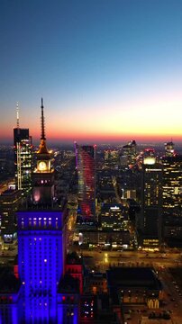 Warszawa - Polska - niesamowita panorama miasta podczas zachodu słońca, drapacze chmur, zach&oacute;d słońca, ulice miasta, wierzowce nagrane dronem, kinowe ujęcia, dobra jakość
